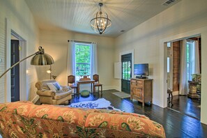 You'll feel right at home in this adorable Boerne cottage.