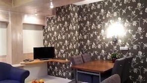 Wohnzimmer mit Esstisch