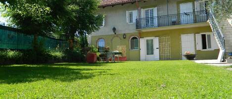 The house is immersed into the green