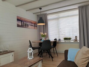 Wohnzimmer mit Esstisch