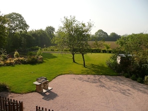 Blick von den Zimmern auf den Garten