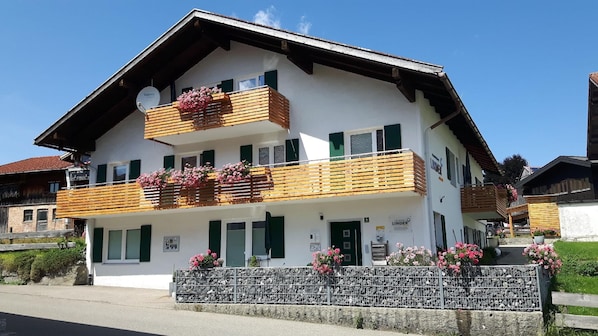 Außenansicht des Gebäudes. Haus mit vier komfortablen Ferienwohnungen, 4 Sterne Klassifizierung DTV