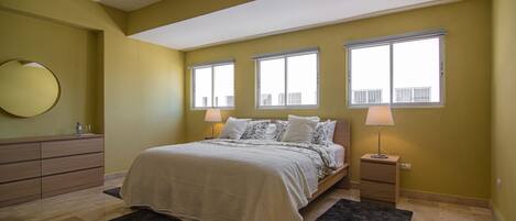 Fantastic West Master Bedroom, 1 King Bed, Private Bathroom, A/C