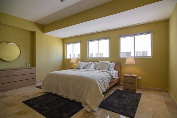 Fantastic West Master Bedroom, 1 King Bed, Private Bathroom, A/C