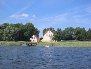 Außenansicht des Gebäudes. Gut Grubnow Rügen Wasseransicht