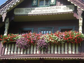 Außenansicht des Gebäudes. Ferienhaus  im Sommer