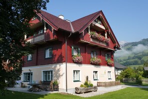 Außenansicht des Gebäudes. Liebevoll renoviertes Chalet