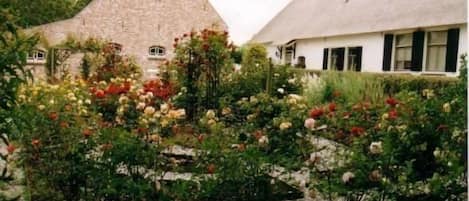 External view of the building. Farmershouse, apartment and rosegarden
