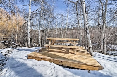 Historic Cabin w/Hot Tub- near red  lodge, visit Beartooth Pass & Yellowstone