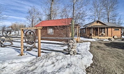 Historic Cabin w/Hot Tub- near red  lodge, visit Beartooth Pass & Yellowstone