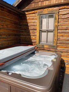 Historic Cabin w/Hot Tub- near red  lodge, visit Beartooth Pass & Yellowstone