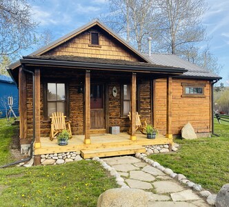 Historic Cabin w/Hot Tub- near red  lodge, visit Beartooth Pass & Yellowstone