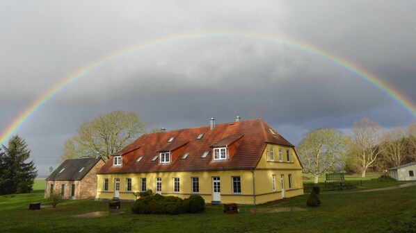 Direkte Umgebung des Objekts. Under the Rainbow