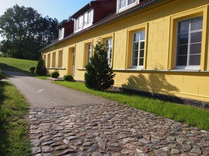 Außenansicht des Gebäudes. Parterre MITTE Frontansicht