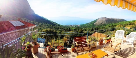 Genießen Sie den Panoramablick über die Berge auf das Meer von der ersten Etage