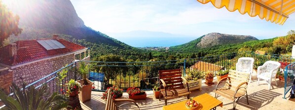 Genießen Sie den Panoramablick über die Berge auf das Meer von der ersten Etage