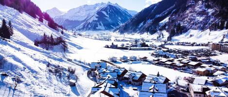 Österreich Berge -Ferienwohnung umgeben von Bergen und Schnee