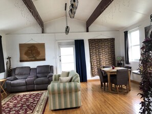 2 Seater recliner, 3 seater couch. Spacious lounge & dining areas.