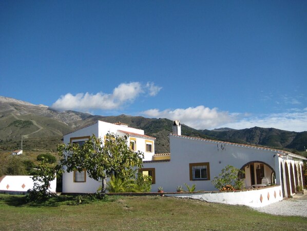 External view of the building. Casa Siete Arcos: a spacious villa with swimming pool and courtyard