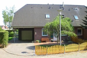 Zufahrt und Carport