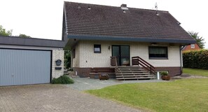 Außenansicht des Gebäudes. Straßenansicht