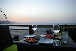 Terrasse. Ein Häppchen mit Meeresaussicht