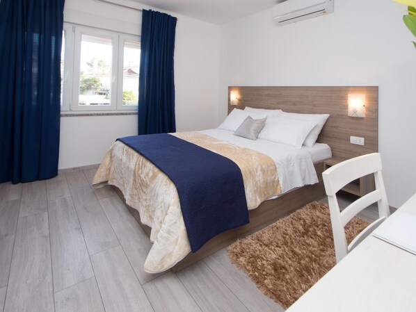 Schlafbereich. klimatisiertes Schlafzimmer mit Doppelbett
