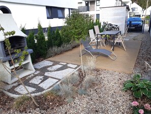 Garten. Garten mit Grill und Terrasse