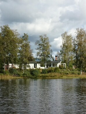 Außenansicht des Gebäudes. Blick vom See auf das Haus