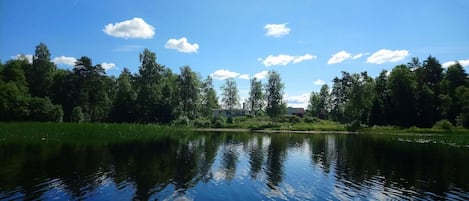 Außenansicht des Gebäudes. Blick vom See zum Haus