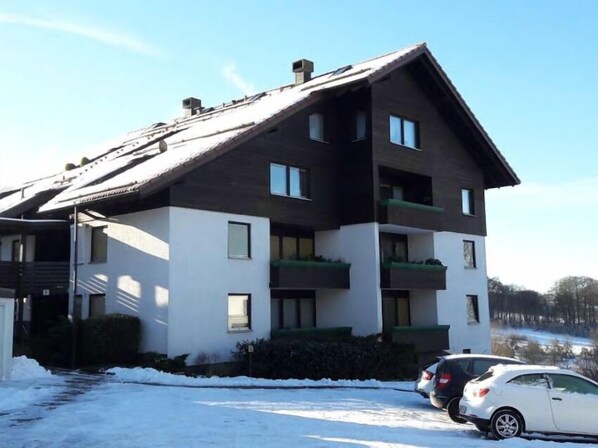 Außenansicht des Gebäudes. Blick vom Parkplatz aufs Haus im Winter