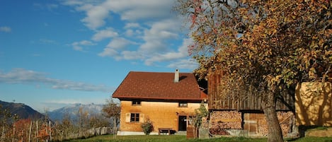 Außenansicht des Gebäudes. Blick auf das Haus mit Garten in der Morgensonne.