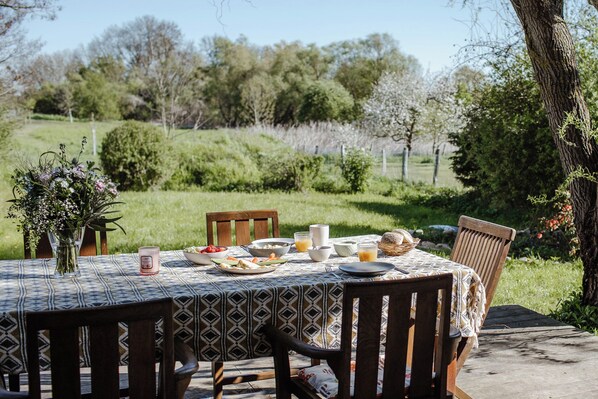 Outdoor dining