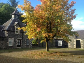 Außenansicht des Gebäudes. Innenhof