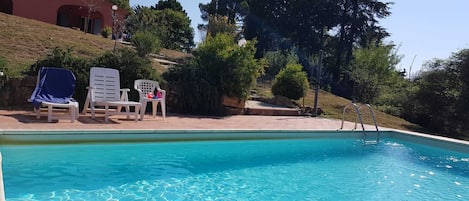 Piscina con casa sullo sfondo