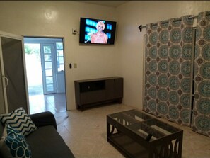 Sala con Television y ventilador de techo / Living room with TV and Ceiling fan.