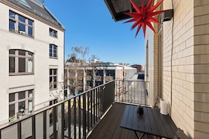 the flat building is W. Michael Blumenthal Akademie of the jewish museum