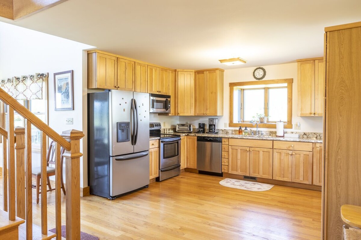 Stunning Old Rag and Shenandoah Vistas from this Gorgeous, Peaceful Retreat