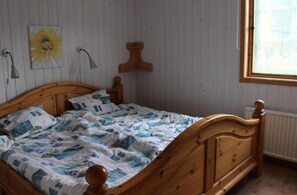 Schlafzimmer mit Ehebett