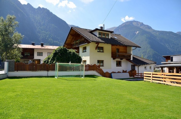 Ferienhaus Tirol im Ötztal - kleiner Sportplatz nebenan