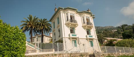 Außenansicht des Gebäudes. Haupthaus, rechts daneben RENOIR und MIMOSA