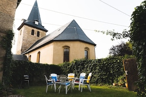 Von außen uneinsehbarer Garten