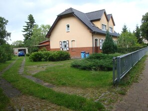 Außenansicht des Gebäudes. Parkplatz auf dem Grundstück