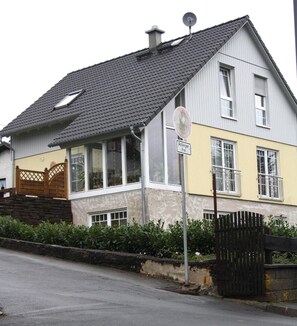 Blick auf gesamtes Haus (oben Vermieter, unten Ferienwohnung mit separatem Eingang)