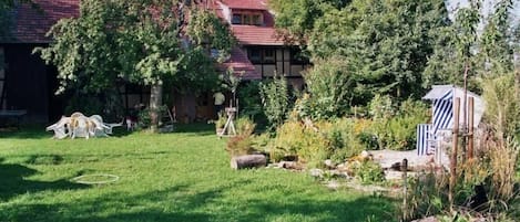 Blick über den Garten zur Ferienscheune