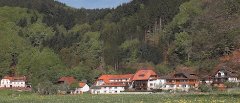 Top Lage eingebettet zwischen Wald und Wiese mit herrlichem Ausblick.