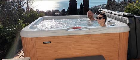 Outdoor spa tub