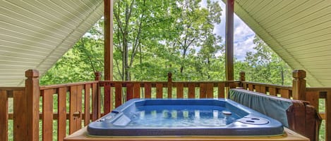 Welcome to Macys Hideaway - Spend your vacation in a haven of peace and privacy, close to all the Smoky Mountains have to offer!