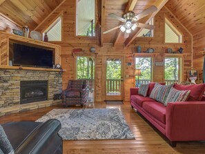 Cozy Living Room- Fireplace, Tv And Balcony Access