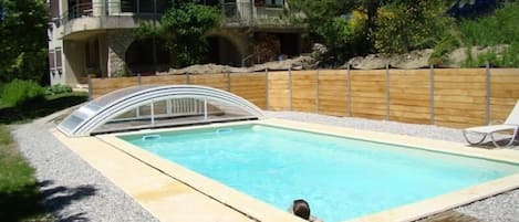 Piscine 4x8 avec abris téléscopique, chaises longues et parasol